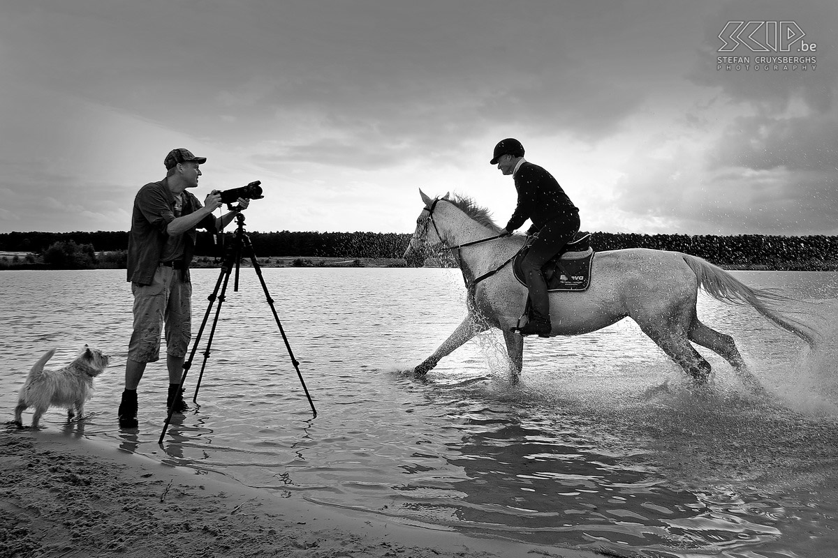 Dravende paarden in de Sahara - Stefan Op de laatste dag van juli hadden we met onze fotoclub ISO400 een leuke fotoshoot in m’n geliefde Lommelse Sahara. De mensen van de Lommelse Paardenvrienden waren met 4 mooie paarden naar de Sahara gekomen om er door het water en het witte zand te draven wat natuurlijk enkele prachtige actie foto’s opleverde. Stefan Cruysberghs